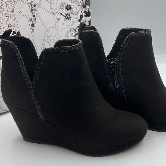 CL by Laundry Volcano Black Suede 6.5 - Picture 2 of 4